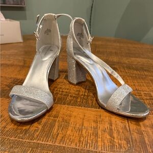 Sparkly silver Bandolino heels. Size 8. New in box.